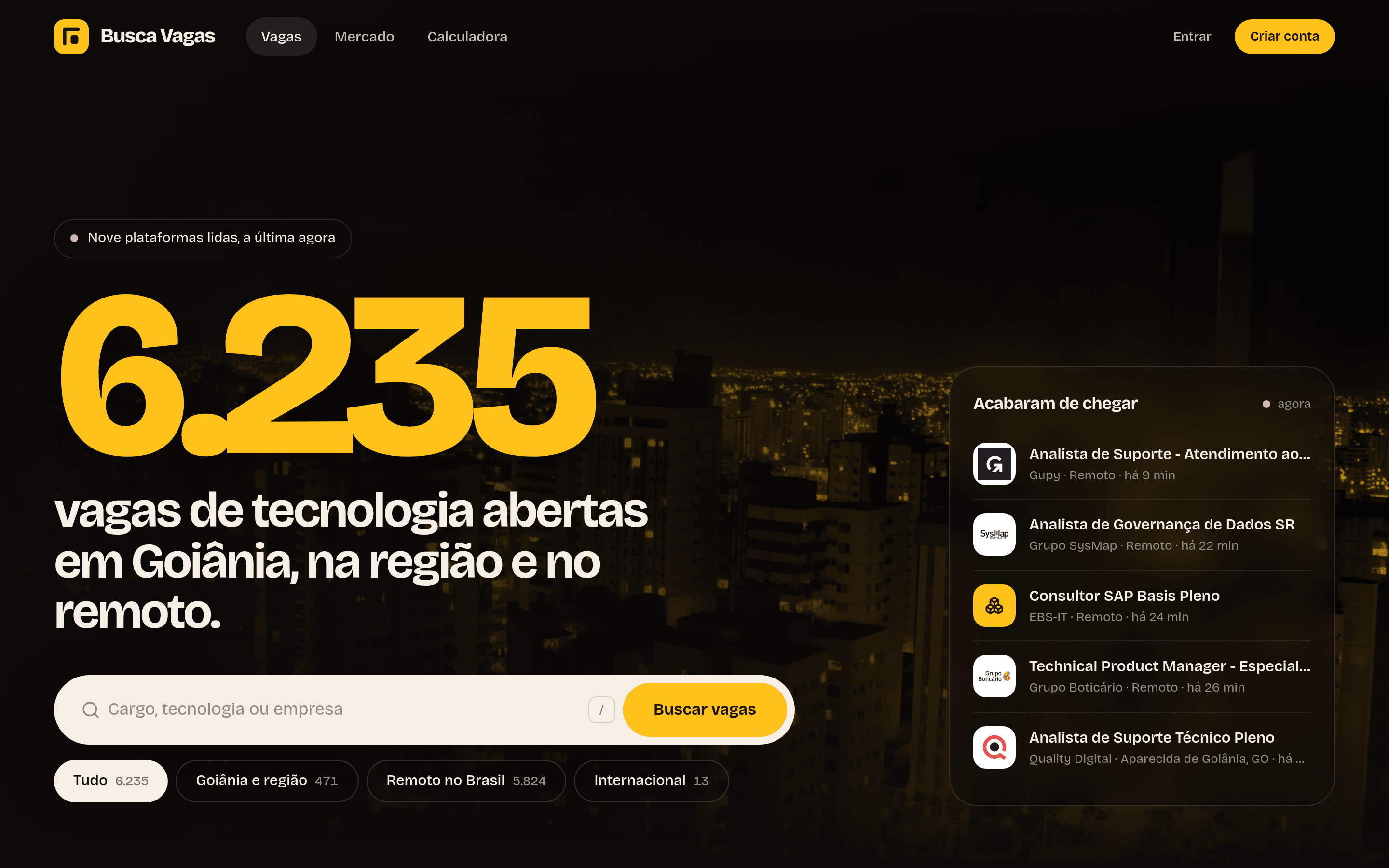 Página inicial do Busca Vagas: o total de vagas em número gigante sobre uma foto de Goiânia à noite