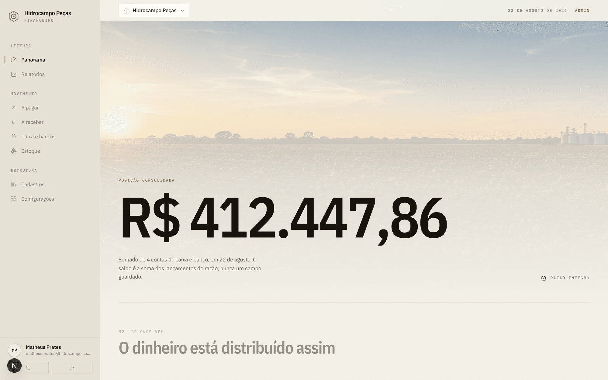 Panorama do Sistema Financeiro numa empresa fictícia de demonstração: o saldo consolidado em número grande sobre a foto de uma lavoura