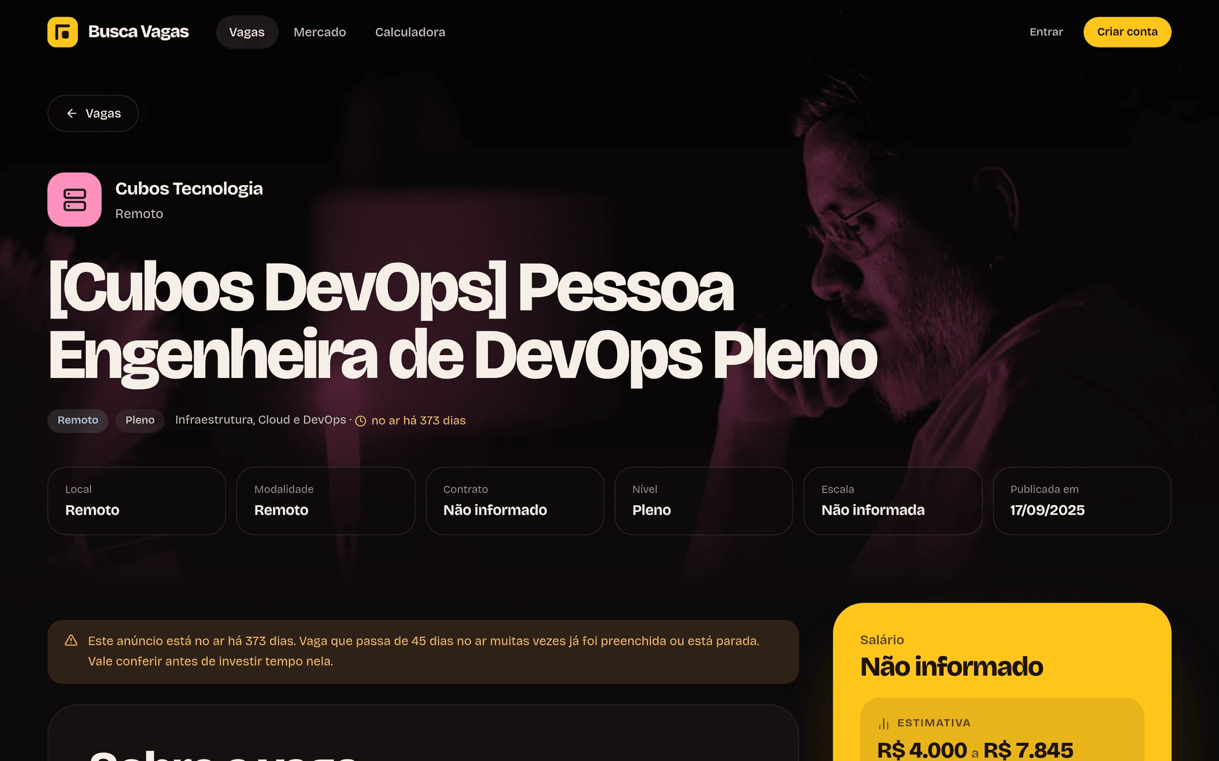 Página de uma vaga de DevOps com os detalhes, o aviso de anúncio antigo e a faixa de salário estimada